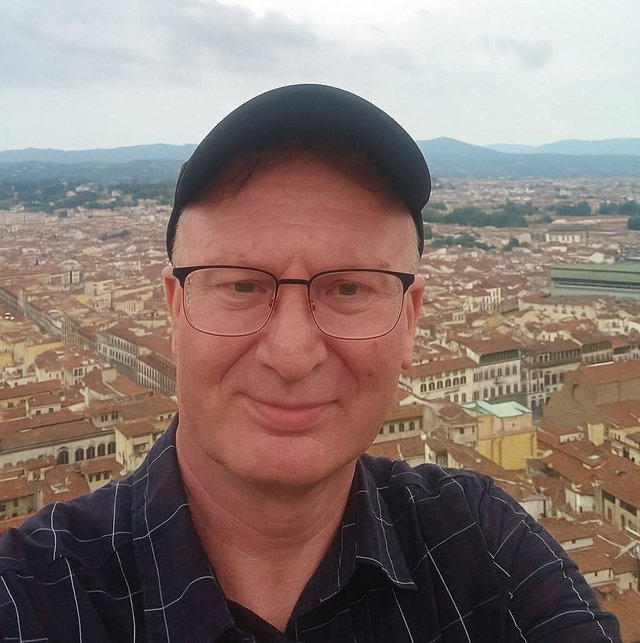 Arnold Basiński, psycholog i programista, na tarasie widokowym nad Florencją